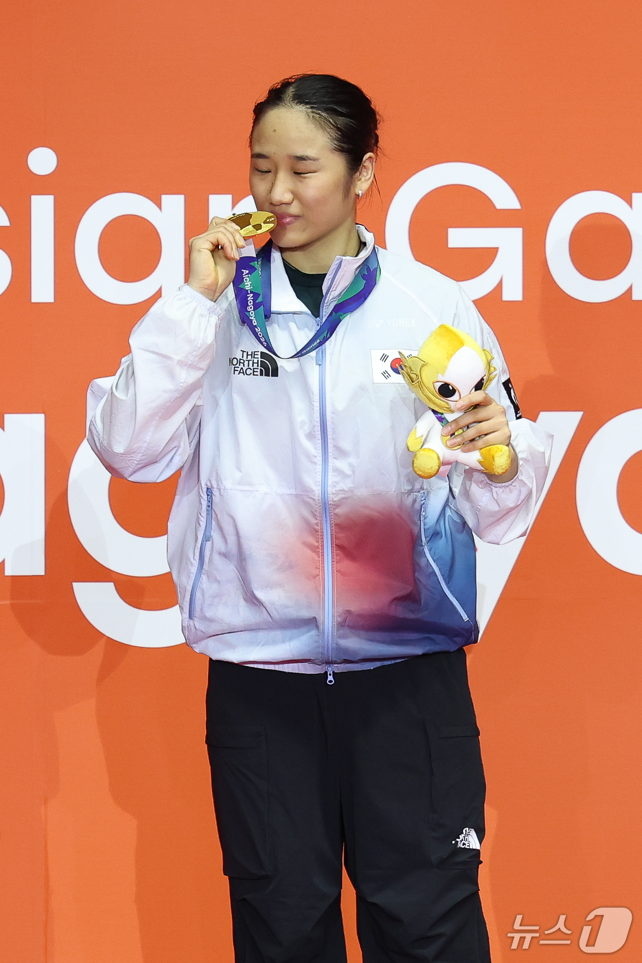 (이치노미야=뉴스1) 안은나 기자 = 대한민국 안세영이 29일 일본 이치노미야 시립체육관에서 열린 2026 아이치·나고야 아시안게임 배드민턴 여자 단식 시상식에서 금메달에 입 맞추 …