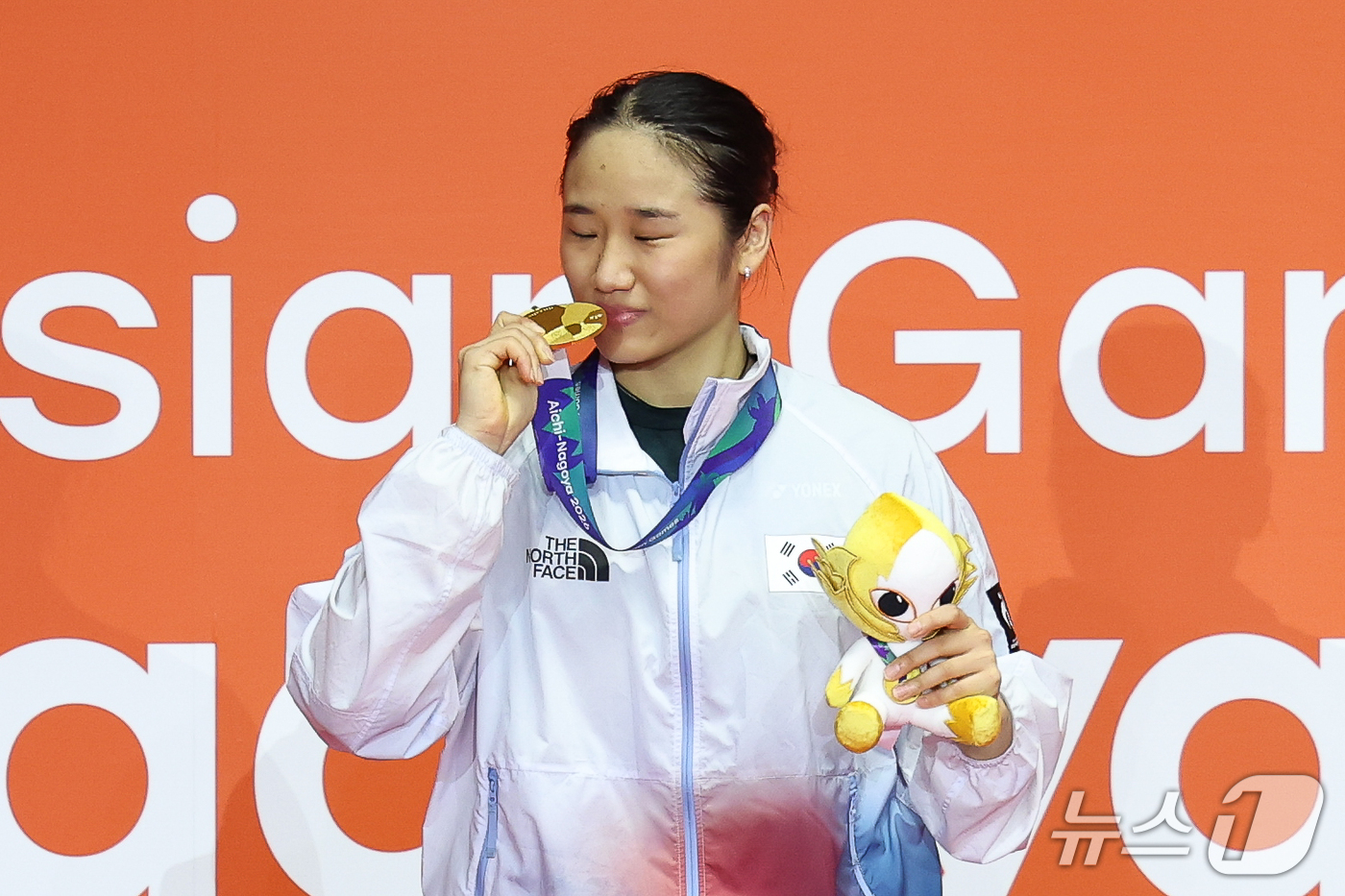 (이치노미야=뉴스1) 안은나 기자 = 대한민국 안세영이 29일 일본 이치노미야 시립체육관에서 열린 2026 아이치·나고야 아시안게임 배드민턴 여자 단식 시상식에서 금메달에 입 맞추 …