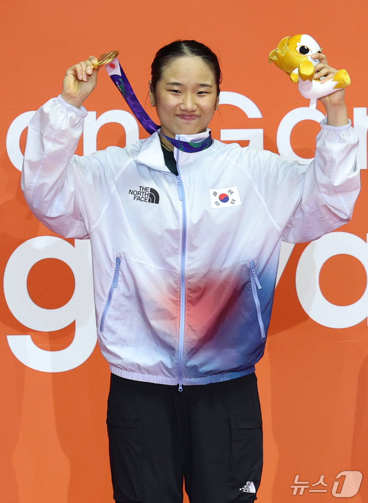 (이치노미야=뉴스1) 안은나 기자 = 대한민국 안세영이 29일 일본 이치노미야 시립체육관에서 열린 2026 아이치·나고야 아시안게임 배드민턴 여자 단식 시상식에서 금메달을 들어 보 …