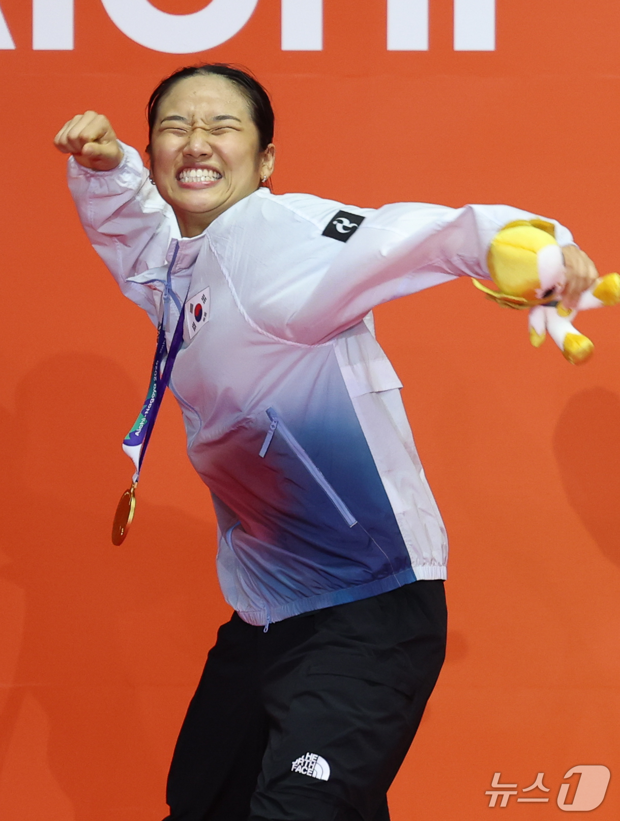 (이치노미야=뉴스1) 안은나 기자 = 대한민국 안세영이 29일 일본 이치노미야 시립체육관에서 열린 2026 아이치·나고야 아시안게임 배드민턴 여자 단식 시상식에서 금메달을 수상한 …