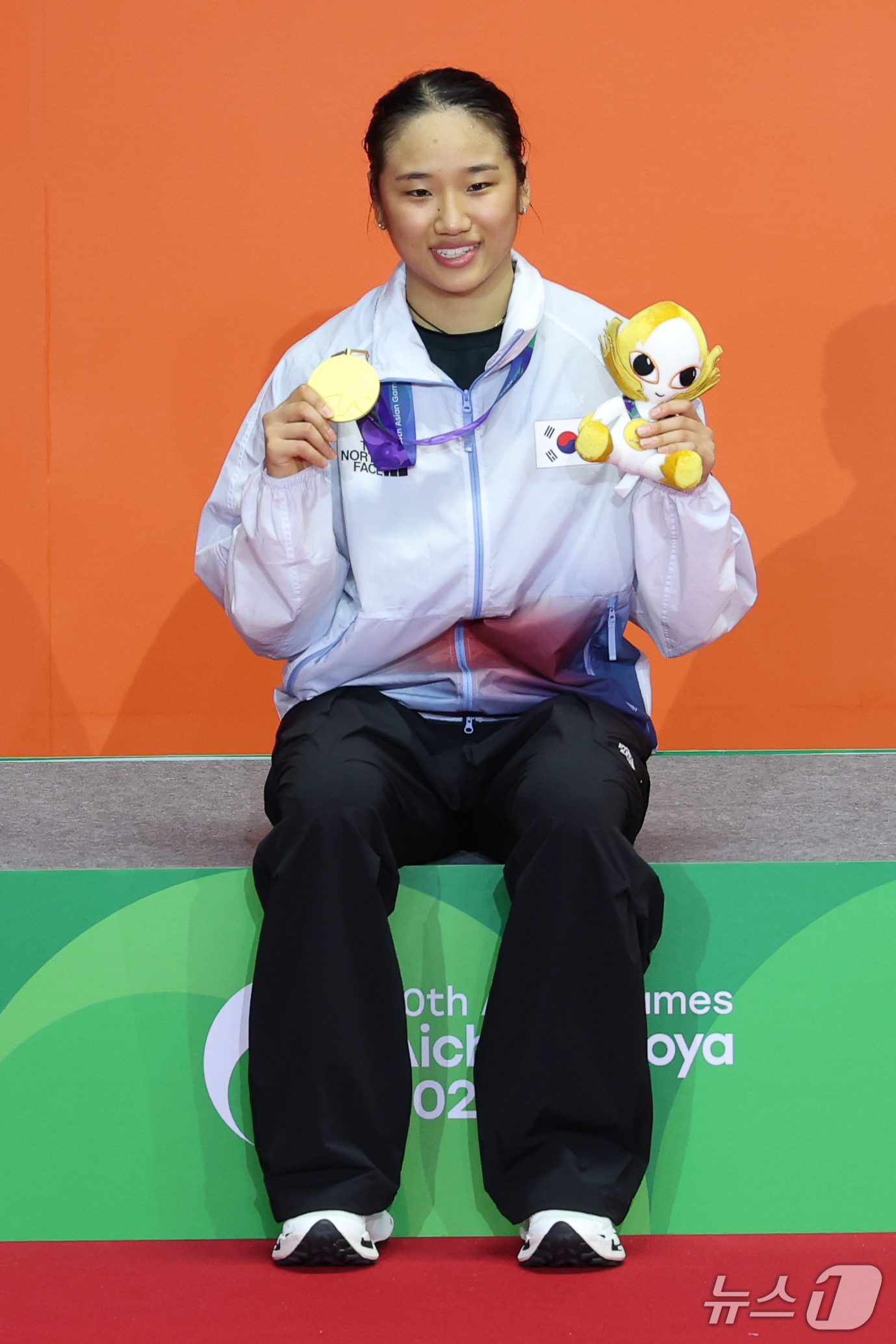 (이치노미야=뉴스1) 안은나 기자 = 대한민국 안세영이 29일 일본 이치노미야 시립체육관에서 열린 2026 아이치·나고야 아시안게임 배드민턴 여자 단식 시상식에서 금메달을 들어 보 …