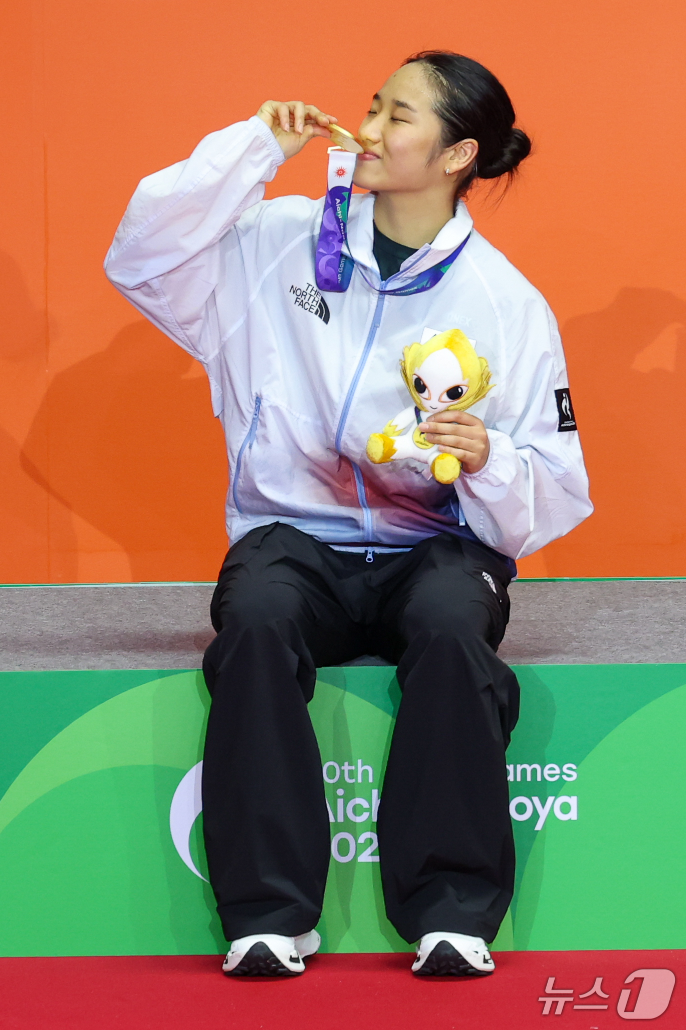 (이치노미야=뉴스1) 안은나 기자 = 대한민국 안세영이 29일 일본 이치노미야 시립체육관에서 열린 2026 아이치·나고야 아시안게임 배드민턴 여자 단식 시상식에서 금메달에 입맞추고 …