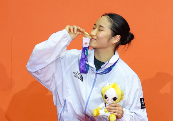 안세영 '금메달에 키스'