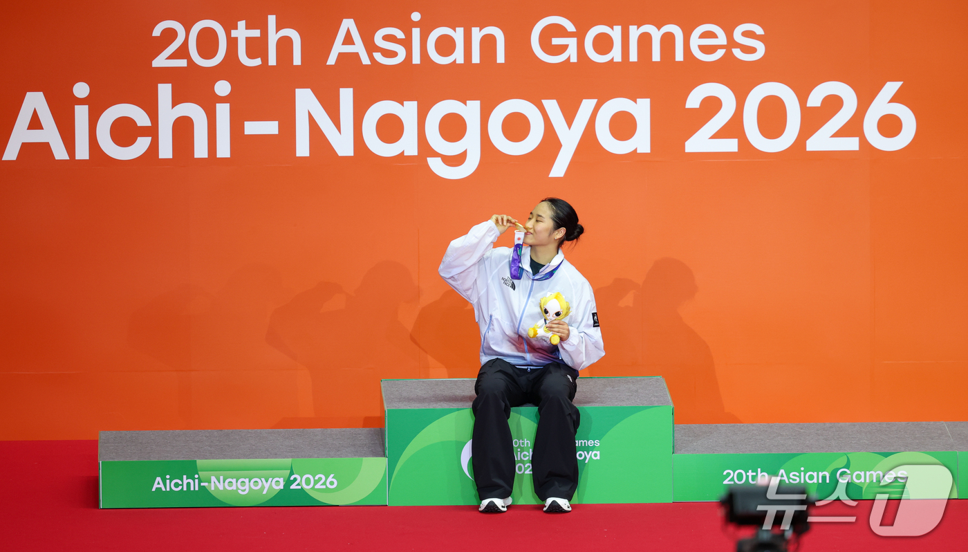 (이치노미야=뉴스1) 안은나 기자 = 대한민국 안세영이 29일 일본 이치노미야 시립체육관에서 열린 2026 아이치·나고야 아시안게임 배드민턴 여자 단식 시상식에서 금메달에 입맞추고 …