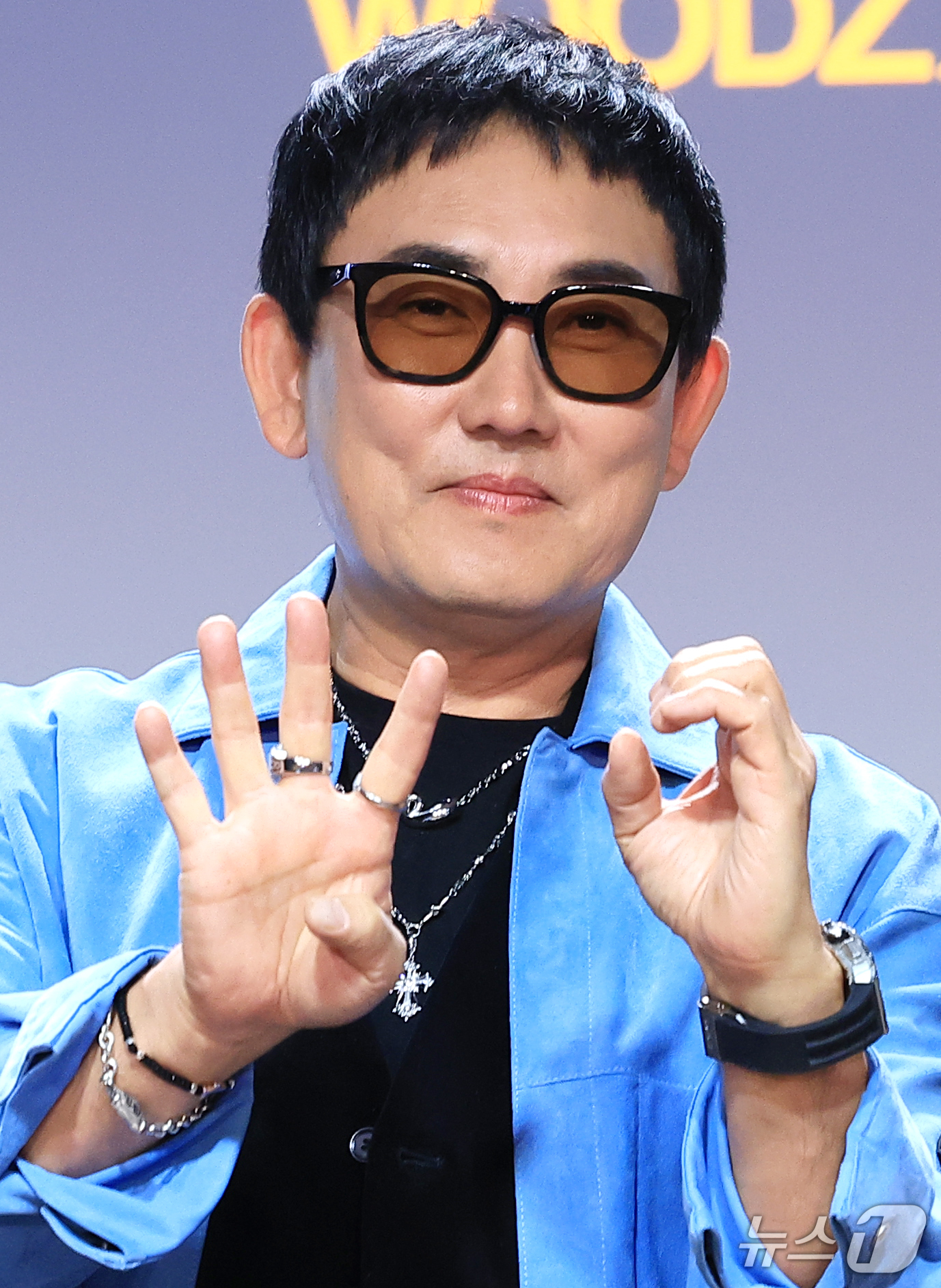 (서울=뉴스1) 권현진 기자 = 가수 이승철이 29일 서울 용산구 현대카드 UNDERSTAGE에서 열린 데뷔 40주년 기념 앨범 ’우리만의 이야기‘ 음감회에서 포즈를 취하고 있다. …