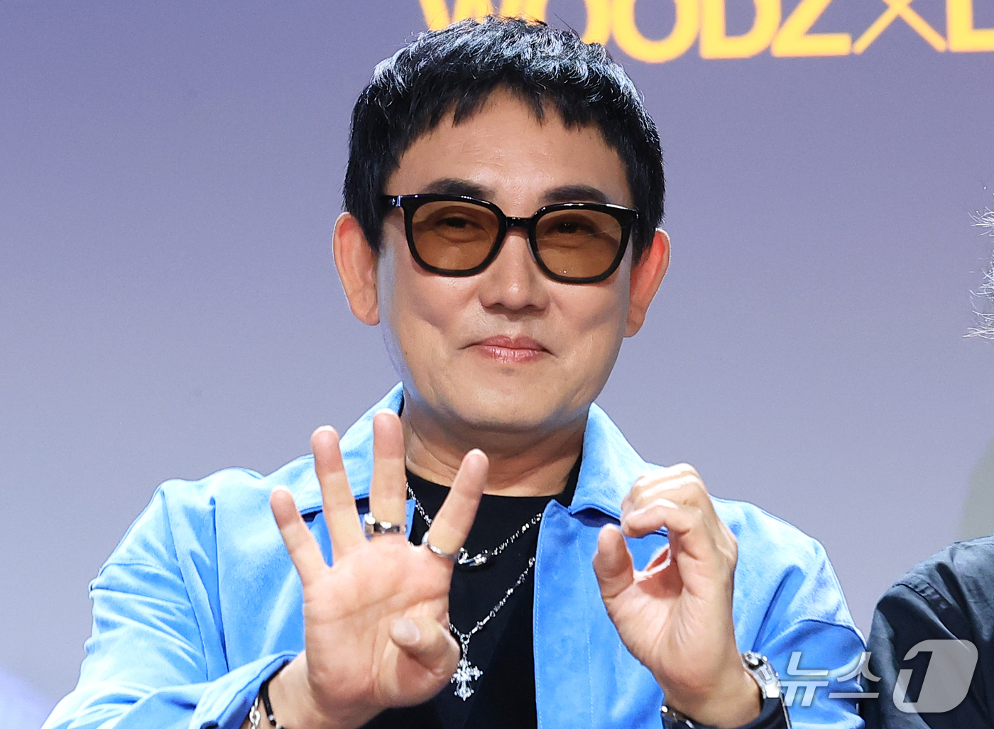 (서울=뉴스1) 권현진 기자 = 가수 이승철이 29일 서울 용산구 현대카드 UNDERSTAGE에서 열린 데뷔 40주년 기념 앨범 ’우리만의 이야기‘ 음감회에서 포즈를 취하고 있다. …