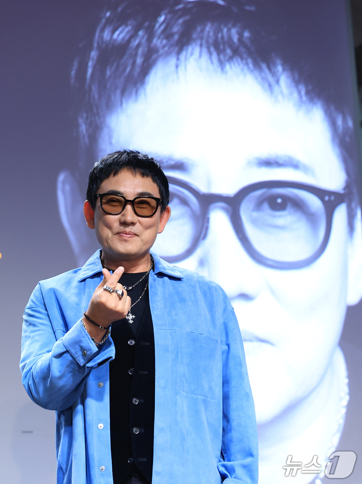 (서울=뉴스1) 권현진 기자 = 가수 이승철이 29일 서울 용산구 현대카드 UNDERSTAGE에서 열린 데뷔 40주년 기념 앨범 ’우리만의 이야기‘ 음감회에서 포즈를 취하고 있다. …