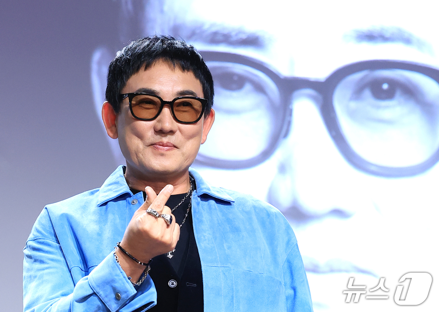 (서울=뉴스1) 권현진 기자 = 가수 이승철이 29일 서울 용산구 현대카드 UNDERSTAGE에서 열린 데뷔 40주년 기념 앨범 ’우리만의 이야기‘ 음감회에서 포즈를 취하고 있다. …