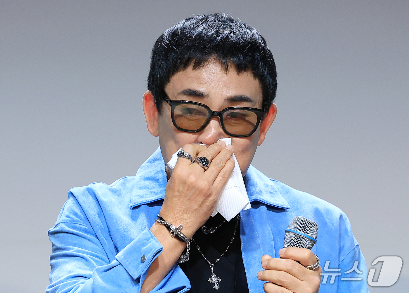 (서울=뉴스1) 권현진 기자 = 가수 이승철이 29일 서울 용산구 현대카드 UNDERSTAGE에서 열린 이승철 데뷔 40주년 기념 앨범 ’우리만의 이야기‘ 음감회에서 흐르는 눈물을 …