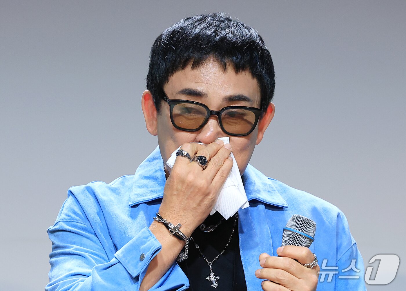 본문 이미지 - 가수 이승철이 29일 서울 용산구 현대카드 UNDERSTAGE에서 열린 이승철 데뷔 40주년 기념 앨범 ’우리만의 이야기‘ 음감회에서 흐르는 눈물을 닦고 있다. 2026.9.29 ⓒ 뉴스1 권현진 기자