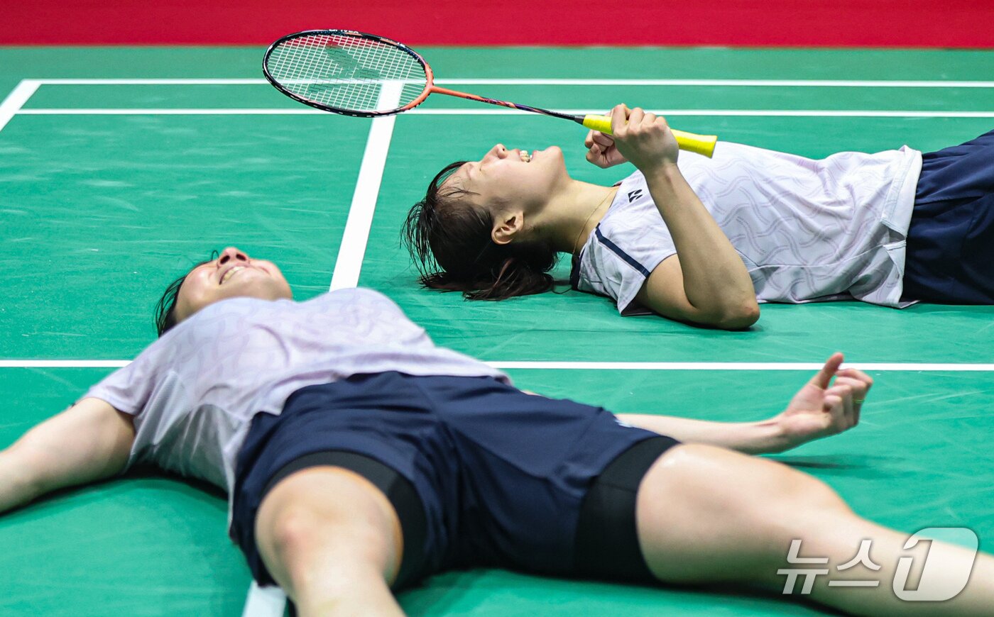 본문 이미지 - 대한민국 이소희, 백하나가 29일 일본 이치노미야 시립체육관에서 열린 2026 아이치·나고야 아시안게임 배드민턴 여자 복식 결승전에서 중국 탄닝, 류성수를 꺾고 기뻐하고 있다. 2026.9.29 ⓒ 뉴스1 김도우 기자