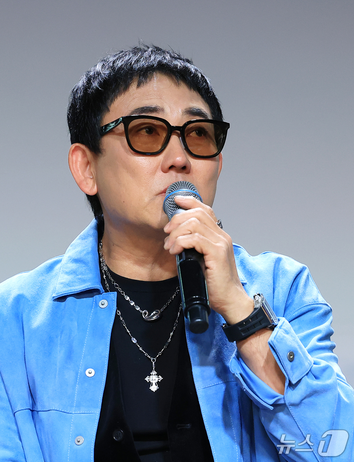 (서울=뉴스1) 권현진 기자 = 가수 이승철이 29일 서울 용산구 현대카드 UNDERSTAGE에서 열린 이승철 데뷔 40주년 기념 앨범 ’우리만의 이야기‘ 음감회에서 눈시울을 적시 …