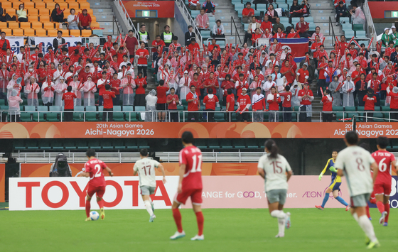 북한 여자 축구 대표단 향한 열띤 응원