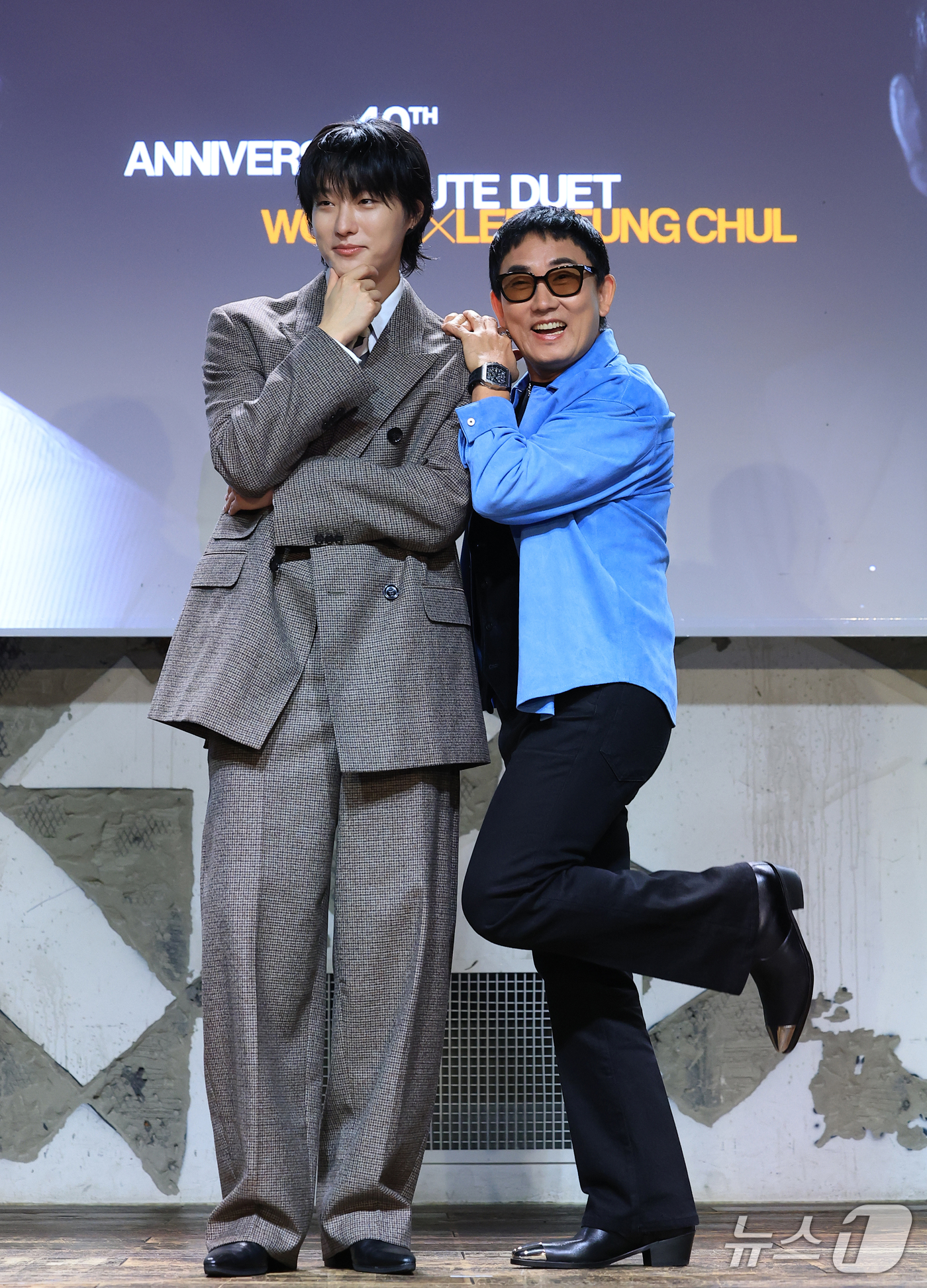 (서울=뉴스1) 권현진 기자 = 가수 우즈와 이승철(오른쪽)이 29일 서울 용산구 현대카드 UNDERSTAGE에서 열린 이승철 데뷔 40주년 기념 앨범 ’우리만의 이야기‘ 음감회에 …