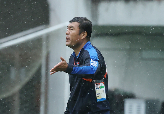 작전 지시하는 북한 여자 축구 박성진 감독