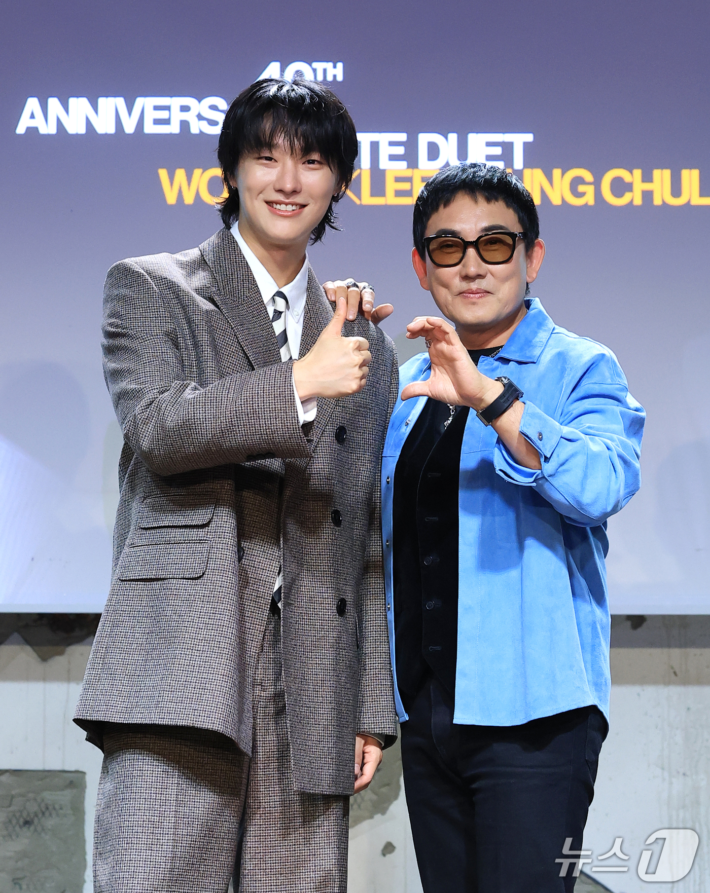 (서울=뉴스1) 권현진 기자 = 가수 우즈와 이승철(오른쪽)이 29일 서울 용산구 현대카드 UNDERSTAGE에서 열린 이승철 데뷔 40주년 기념 앨범 ’우리만의 이야기‘ 음감회에 …