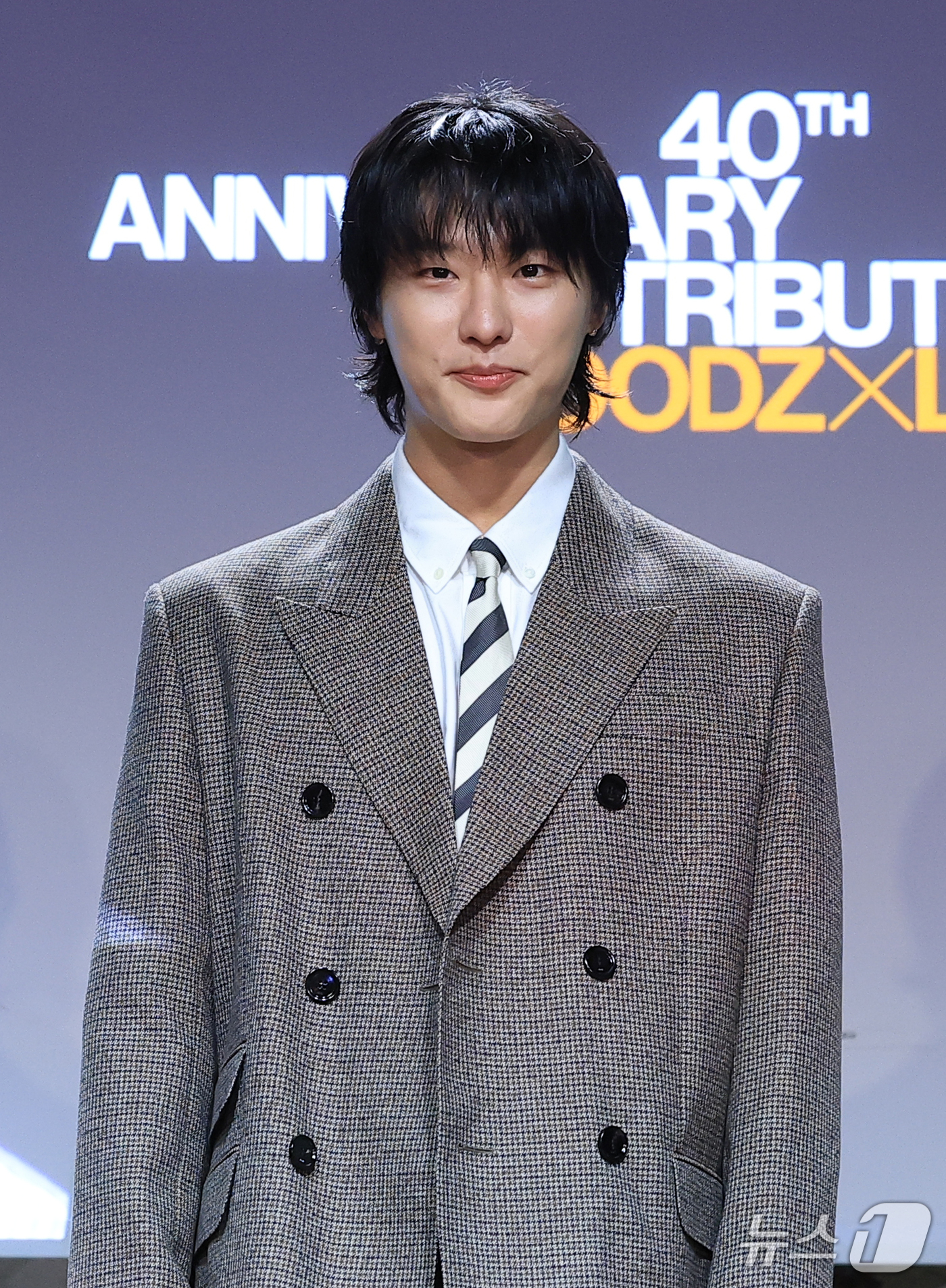 (서울=뉴스1) 권현진 기자 = 가수 우즈가 29일 서울 용산구 현대카드 UNDERSTAGE에서 열린 이승철 데뷔 40주년 기념 앨범 ’우리만의 이야기‘ 음감회에서 포즈를 취하고 …