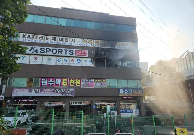 인천 태권도장서 전기합선으로 불…관장 1명 연기흡입