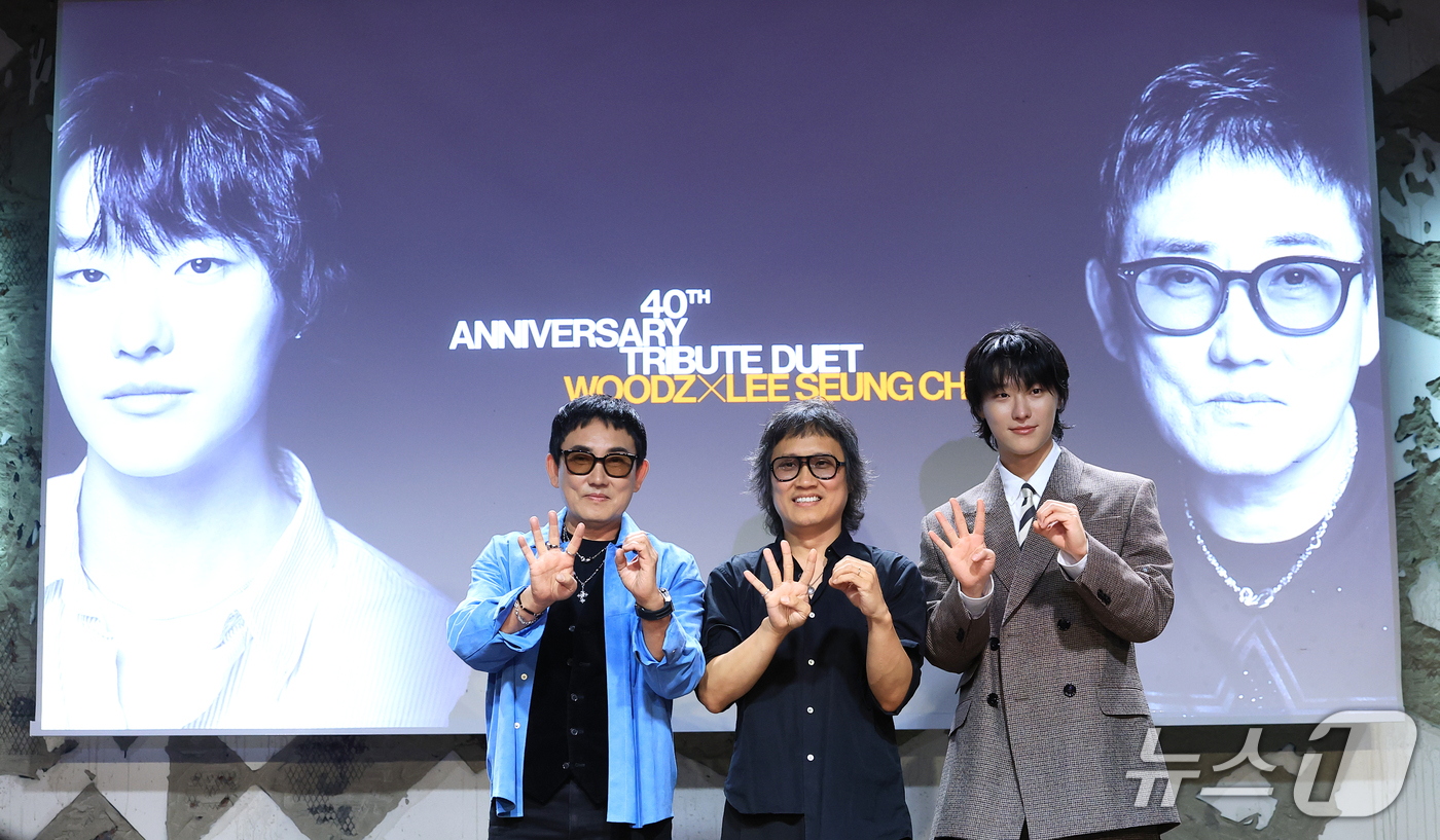 (서울=뉴스1) 권현진 기자 = 가수 이승철(왼쪽부터)과 레이(Ray Yi) 감독, 우즈가 29일 서울 용산구 현대카드 UNDERSTAGE에서 열린 이승철 데뷔 40주년 기념 앨범 …