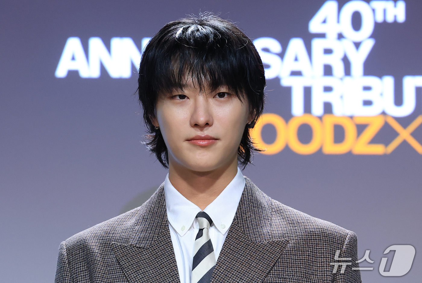 (서울=뉴스1) 권현진 기자 = 가수 우즈가 29일 서울 용산구 현대카드 UNDERSTAGE에서 열린 이승철 데뷔 40주년 기념 앨범 ’우리만의 이야기‘ 음감회에서 포즈를 취하고 …