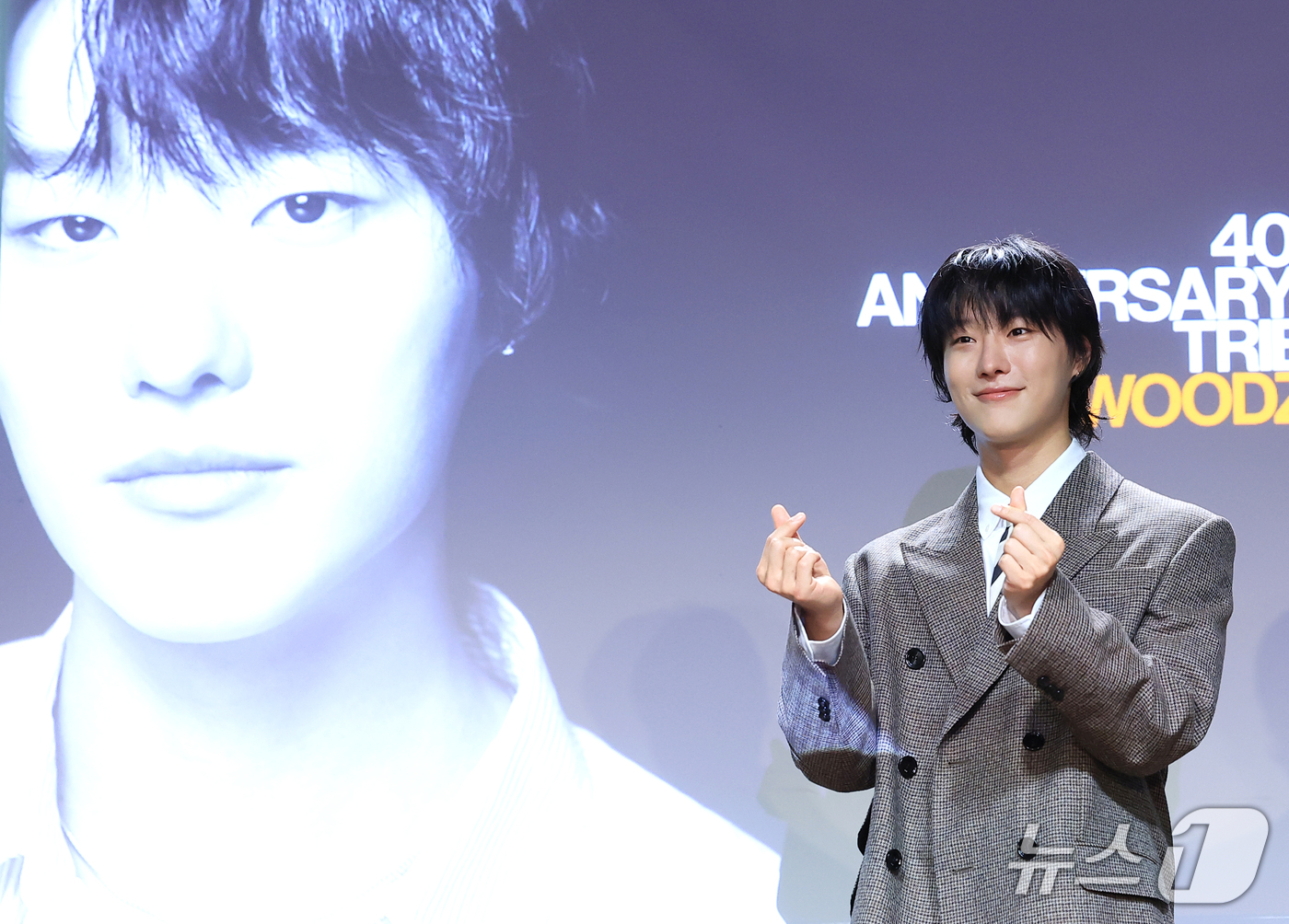 (서울=뉴스1) 권현진 기자 = 가수 우즈가 29일 서울 용산구 현대카드 UNDERSTAGE에서 열린 이승철 데뷔 40주년 기념 앨범 ’우리만의 이야기‘ 음감회에서 포즈를 취하고 …