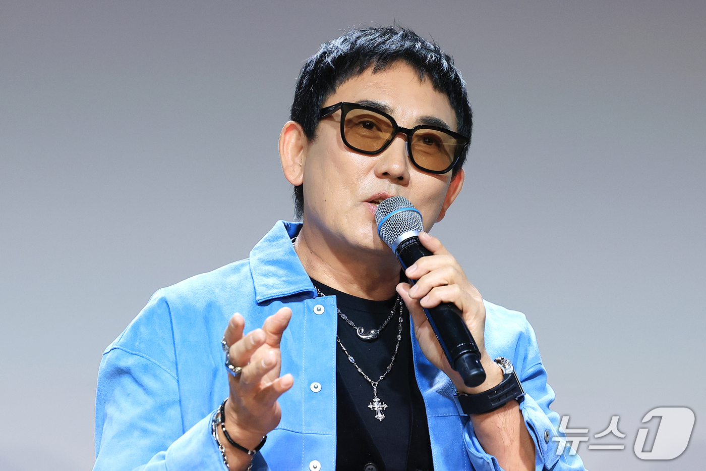 (서울=뉴스1) 권현진 기자 = 가수 이승철이 29일 서울 용산구 현대카드 UNDERSTAGE에서 열린 이승철 데뷔 40주년 기념 앨범 ’우리만의 이야기‘ 음감회에서 인사말을 하고 …