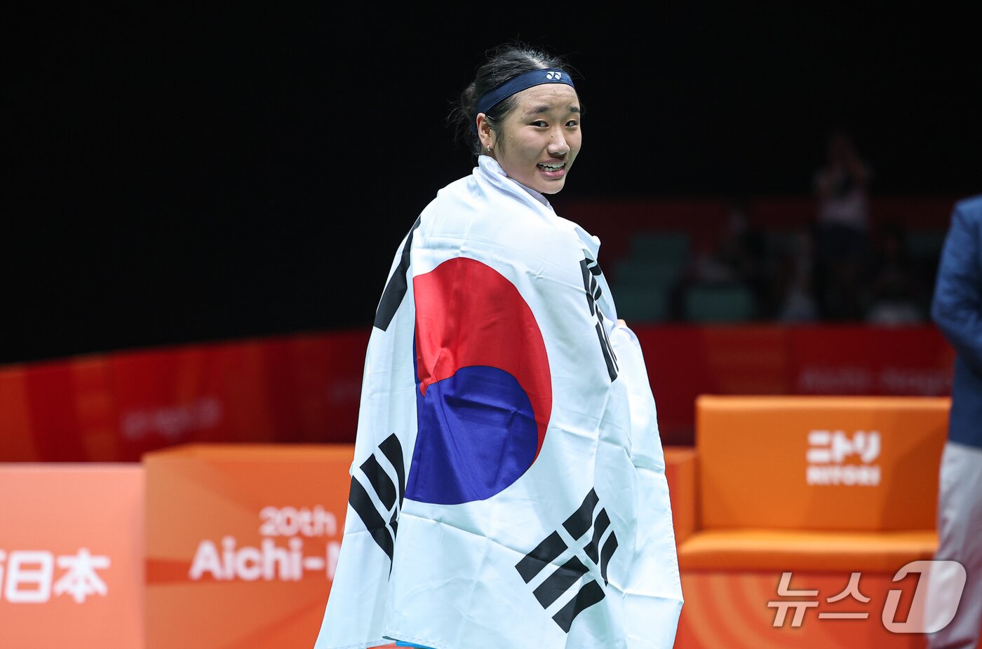 본문 이미지 - 29일 일본 이치노미야 시립체육관에서 열린 2026 아이치·나고야 아시안게임 배드민턴 여자 단식 결승전에서 일본의 야마구치 아카네를 꺾고 금메달을 차지한 안세영이 태극기 세리머니를 하고 있다. 2026.9.29 ⓒ 뉴스1 김도우 기자