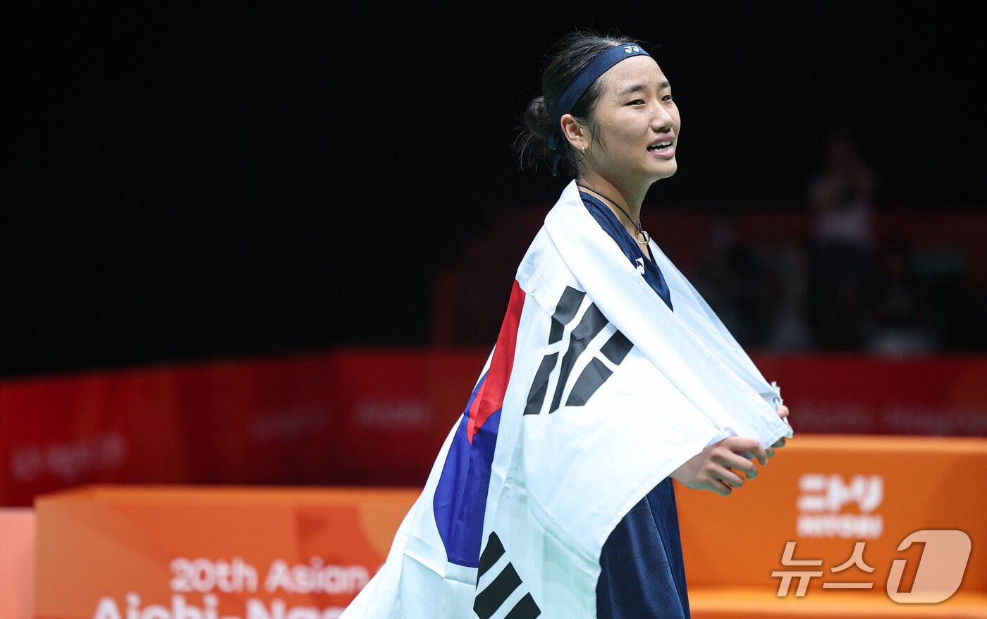 본문 이미지 - 29일 일본 이치노미야 시립체육관에서 열린 2026 아이치·나고야 아시안게임 배드민턴 여자 단식 결승전에서 일본의 야마구치 아카네를 꺾고 금메달을 차지한 안세영이 태극기 세리머니를 하고 있다. 2026.9.29 ⓒ 뉴스1 김도우 기자
