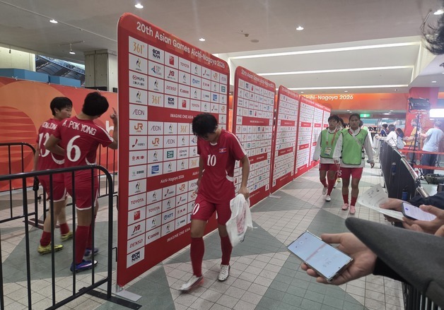 "잘했구나야" 웃다가 한국 기자 보자 '쌩'…인터뷰 거절 北 여자축구[AG]