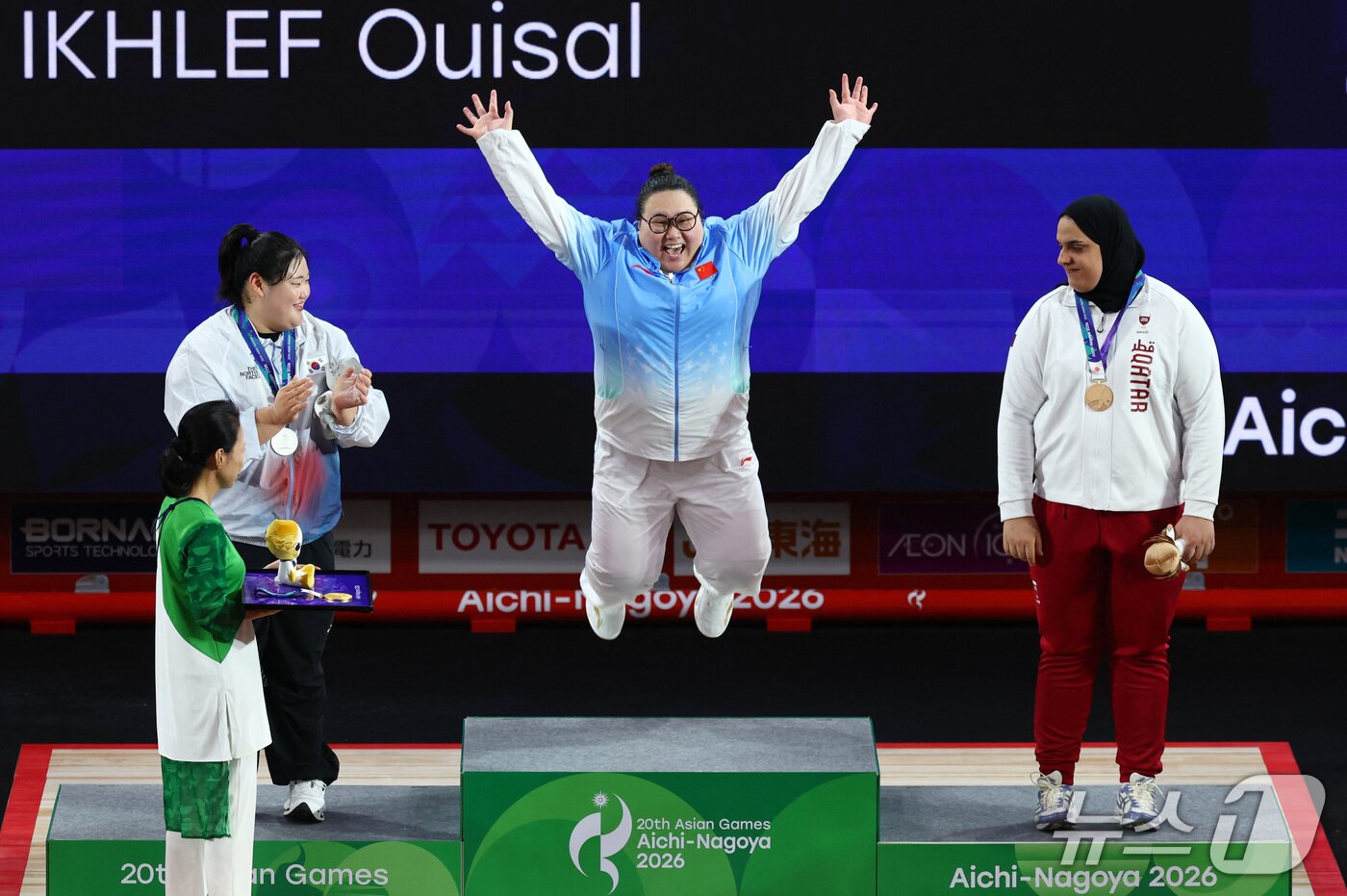 본문 이미지 - 박혜정(왼쪽)이 2026 아이치·나고야 아시안게임 역도 여자 86㎏ 이상급 경기에서 은메달을 땄다.ⓒ 로이터=뉴스1