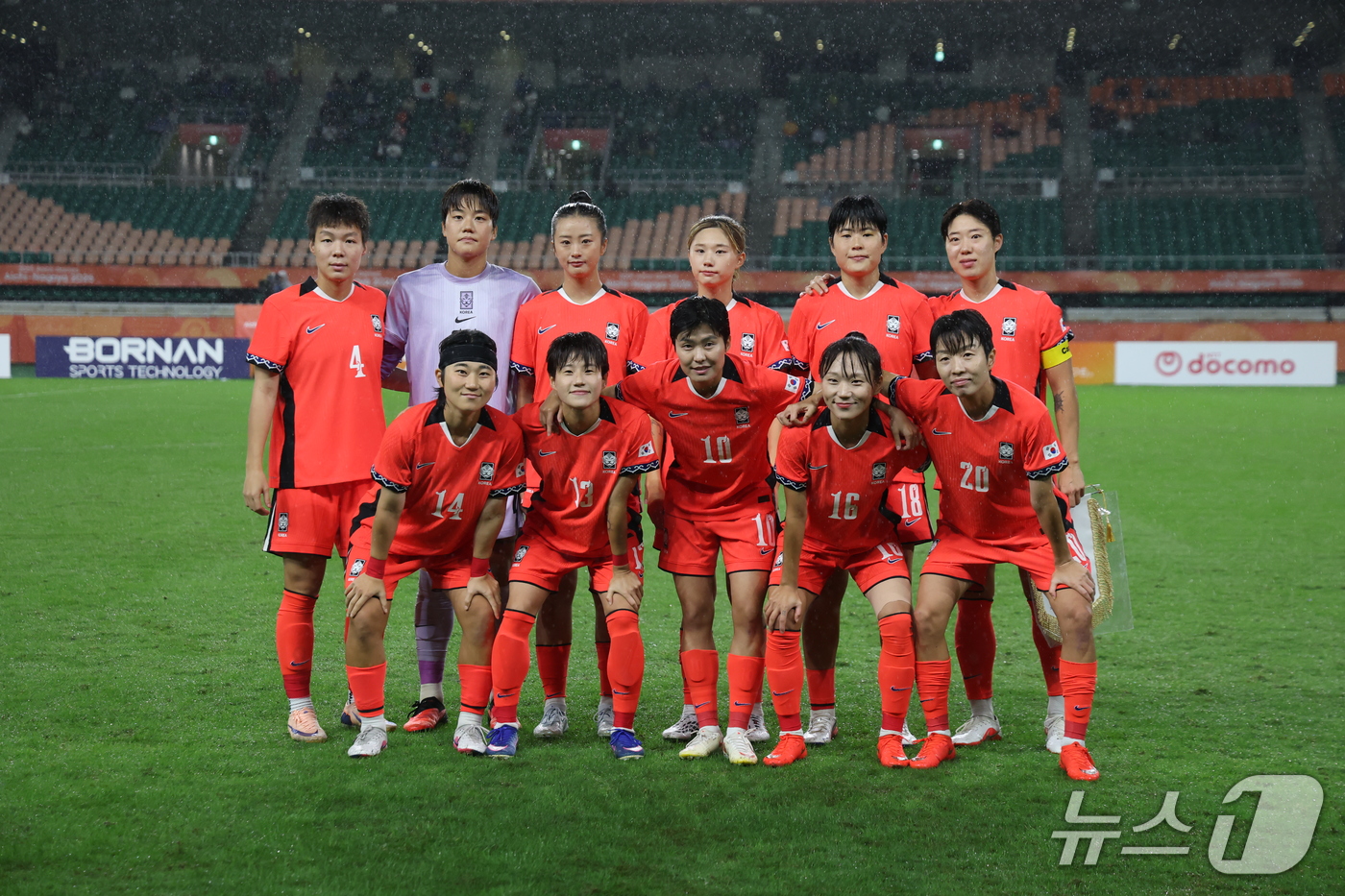 (시즈오카=뉴스1) 김민지 기자 = 29일 오후 일본 시즈오카 스타디움 에코파에서 열린 2026 아이치·나고야 아시안게임 여자축구 4강전 대한민국과 일본의 경기, 대한민국 선수들이 …