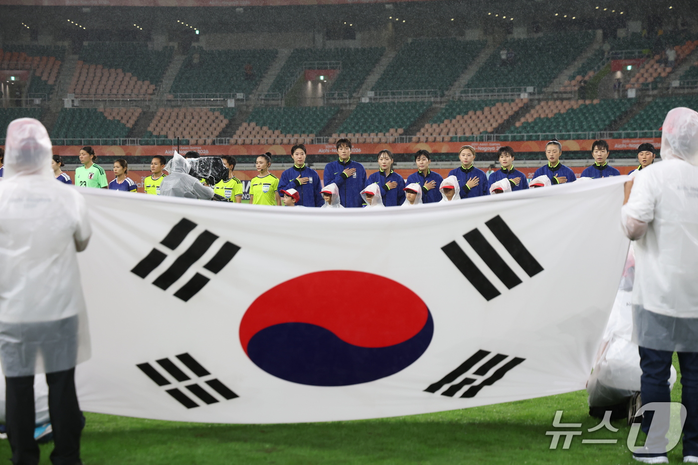 (시즈오카=뉴스1) 김민지 기자 = 29일 오후 일본 시즈오카 스타디움 에코파에서 열린 2026 아이치·나고야 아시안게임 여자축구 4강전 대한민국과 일본의 경기, 대한민국 선수들이 …