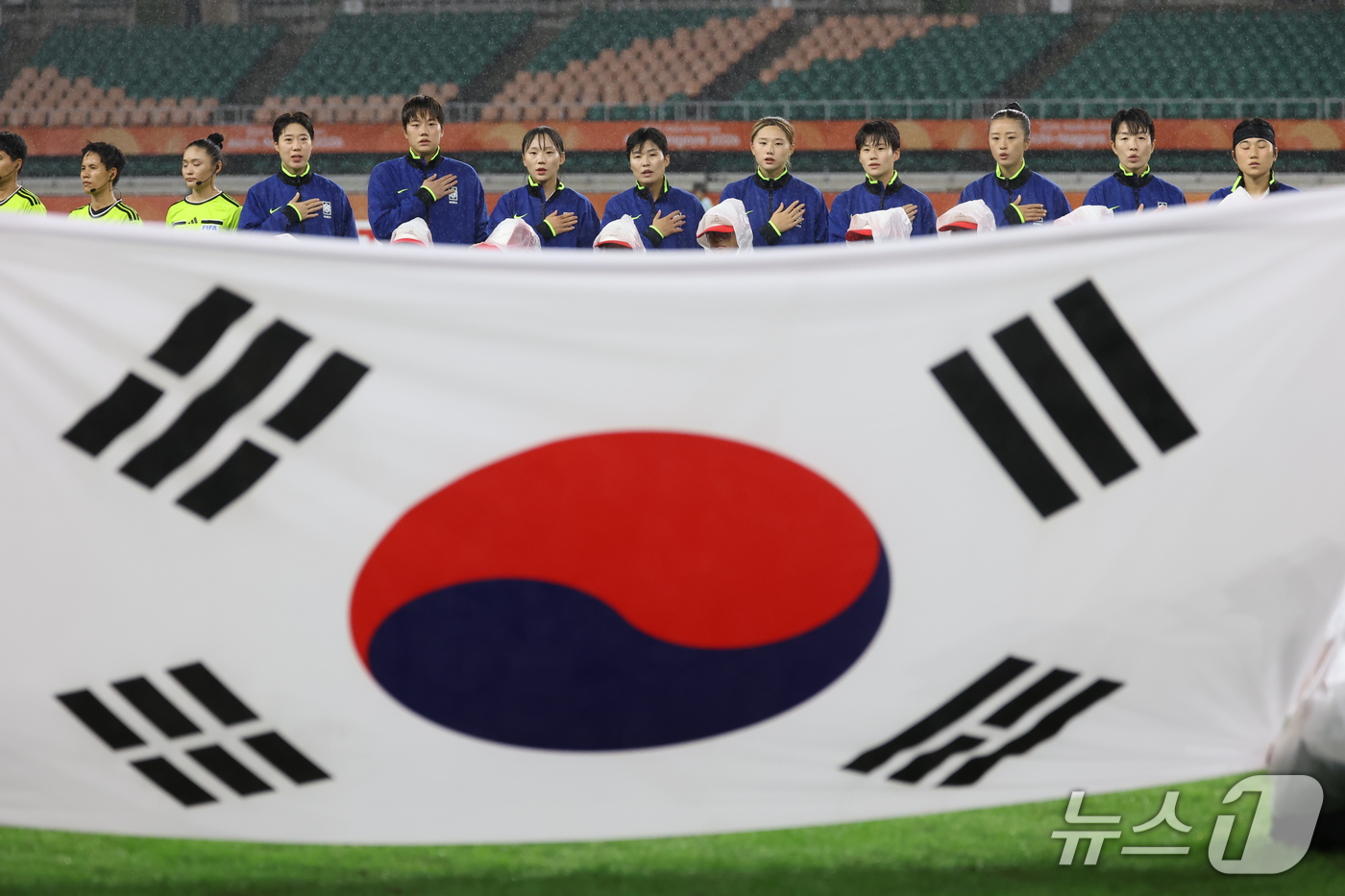 (시즈오카=뉴스1) 김민지 기자 = 29일 오후 일본 시즈오카 스타디움 에코파에서 열린 2026 아이치·나고야 아시안게임 여자축구 4강전 대한민국과 일본의 경기, 대한민국 선수들이 …