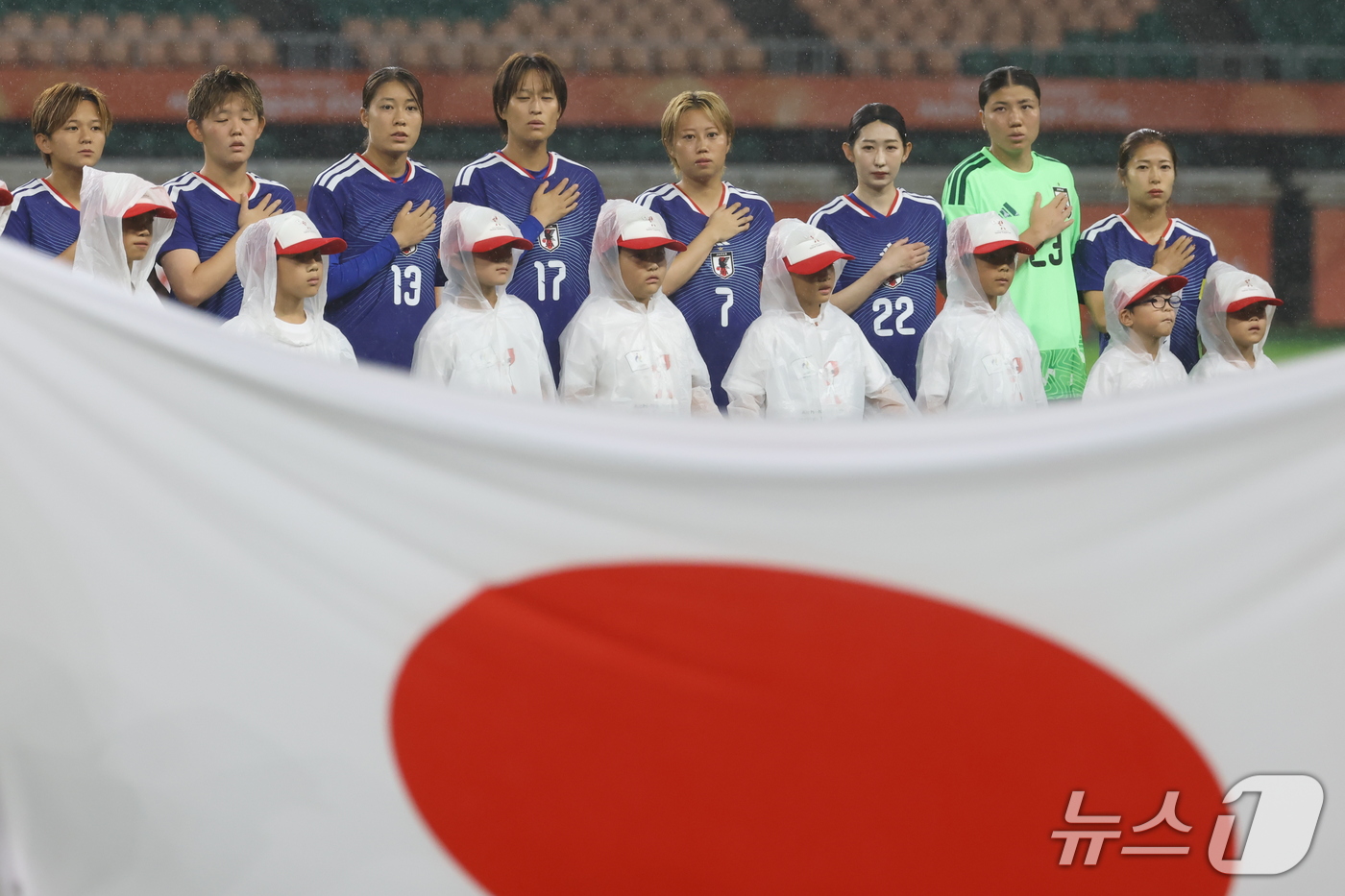 (시즈오카=뉴스1) 김민지 기자 = 29일 오후 일본 시즈오카 스타디움 에코파에서 열린 2026 아이치·나고야 아시안게임 여자축구 4강전 대한민국과 일본의 경기, 일본 선수들이 경 …