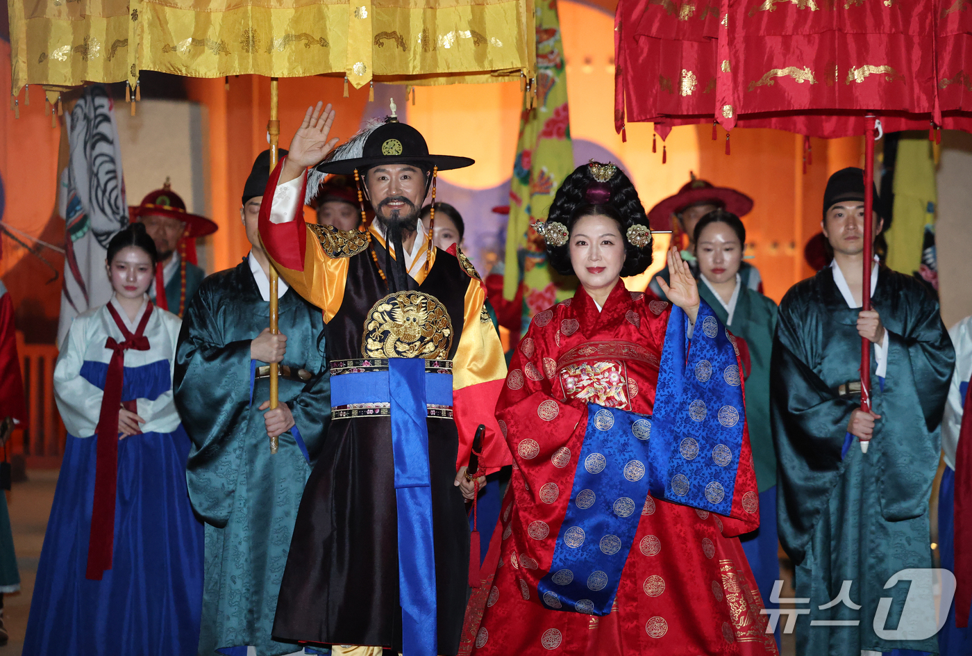 (수원=뉴스1) 김영운 기자 = 제63회 수원화성문화제 프레스데이가 열린 29일 경기 수원시 팔달구 화성행궁에서 정조대왕 능행차 미니 거둥행렬이 진행되고 있다. 2026.9.29/ …