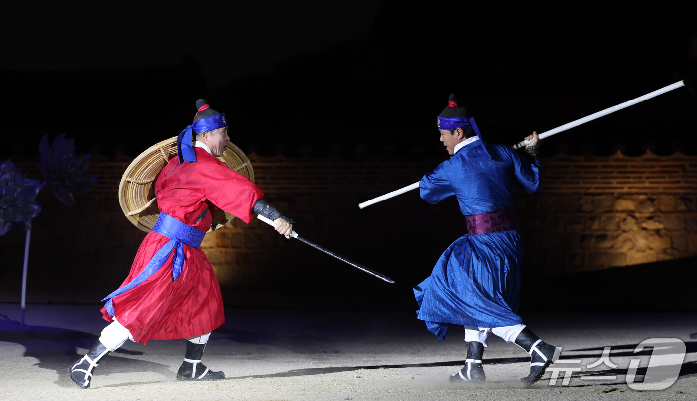 (수원=뉴스1) 김영운 기자 = 제63회 수원화성문화제 프레스데이가 열린 29일 경기 수원시 팔달구 화성행궁에서 야조 공연이 진행되고 있다. 2026.9.29/뉴스1
