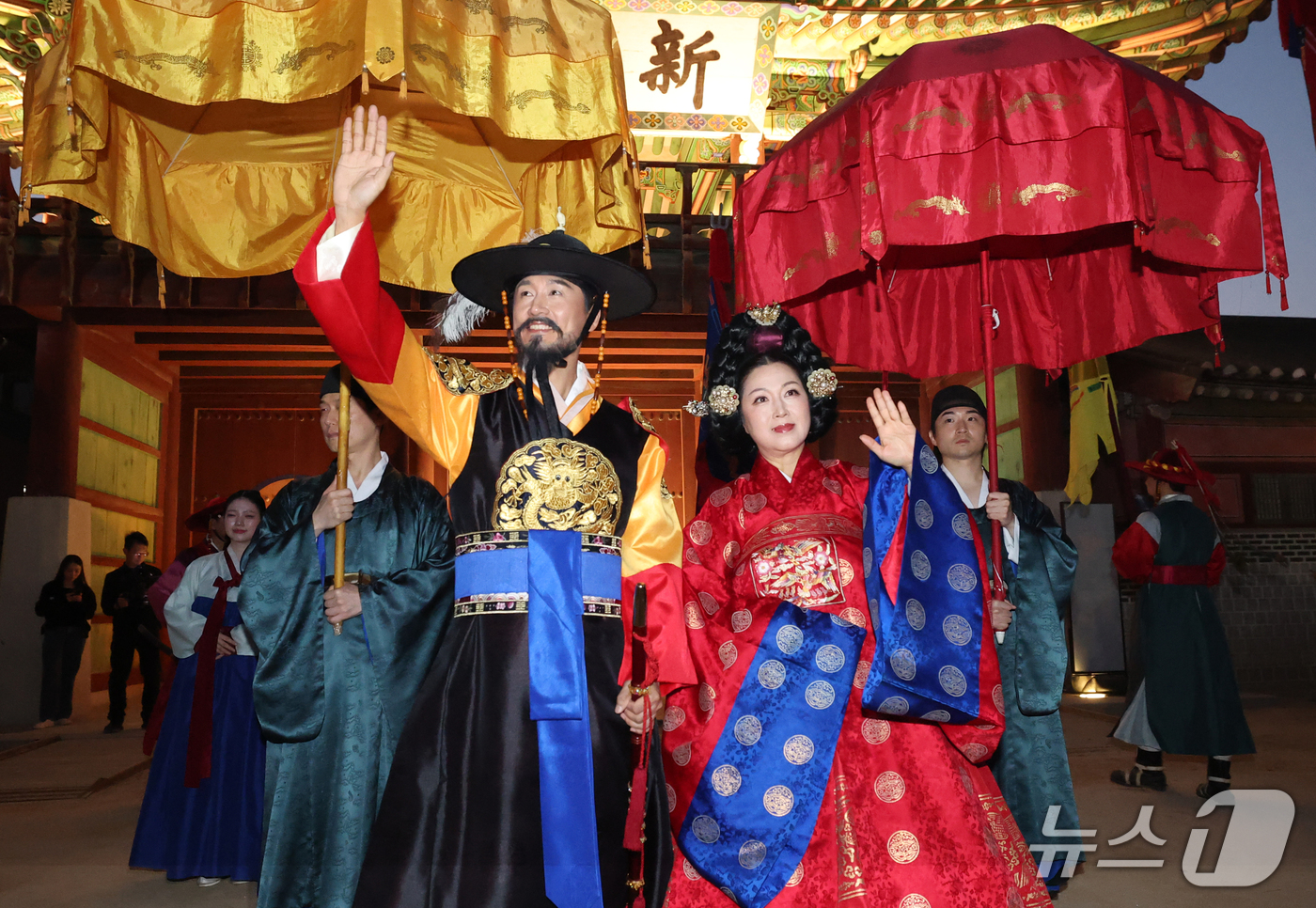 (수원=뉴스1) 김영운 기자 = 제63회 수원화성문화제 프레스데이가 열린 29일 경기 수원시 팔달구 화성행궁에서 정조대왕 능행차 미니 거둥행렬이 진행되고 있다. 2026.9.29/ …