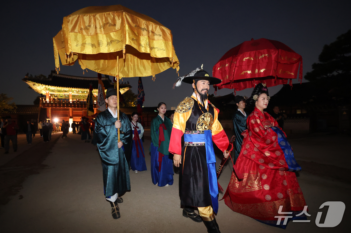 (수원=뉴스1) 김영운 기자 = 제63회 수원화성문화제 프레스데이가 열린 29일 경기 수원시 팔달구 화성행궁에서 정조대왕 능행차 미니 거둥행렬이 진행되고 있다. 2026.9.29/ …