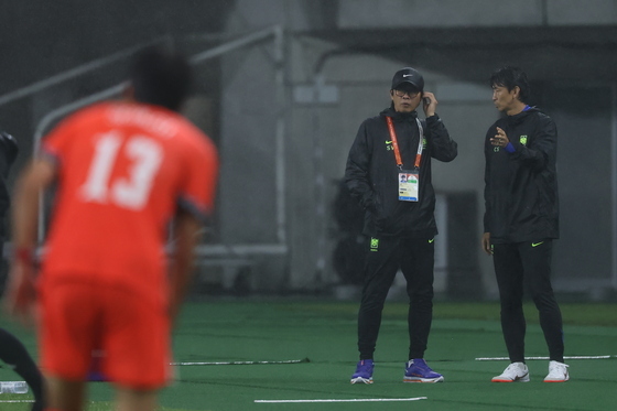 경기 지켜보는 신상우 감독