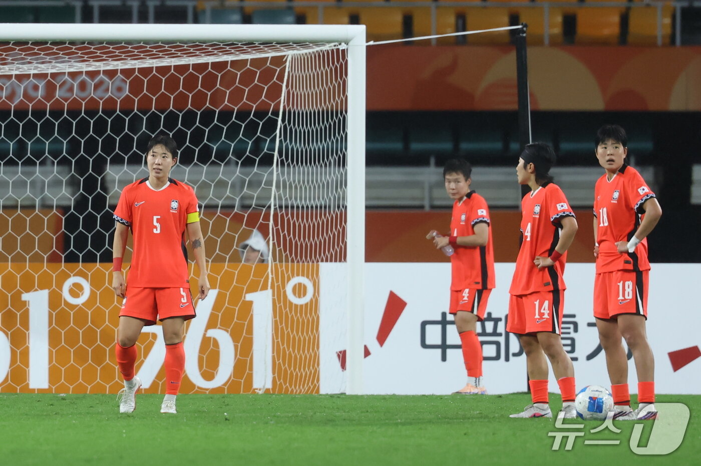 본문 이미지 - 29일 오후 일본 시즈오카 스타디움 에코파에서 열린 2026 아이치·나고야 아시안게임 여자축구 4강전 대한민국과 일본의 경기, 후반 일본의 가미야에게 선제골을 허용 후 고유진을 비롯한 대한민국 선수들이 아쉬워하고 있다. 2026.9.29 ⓒ 뉴스1 김민지 기자