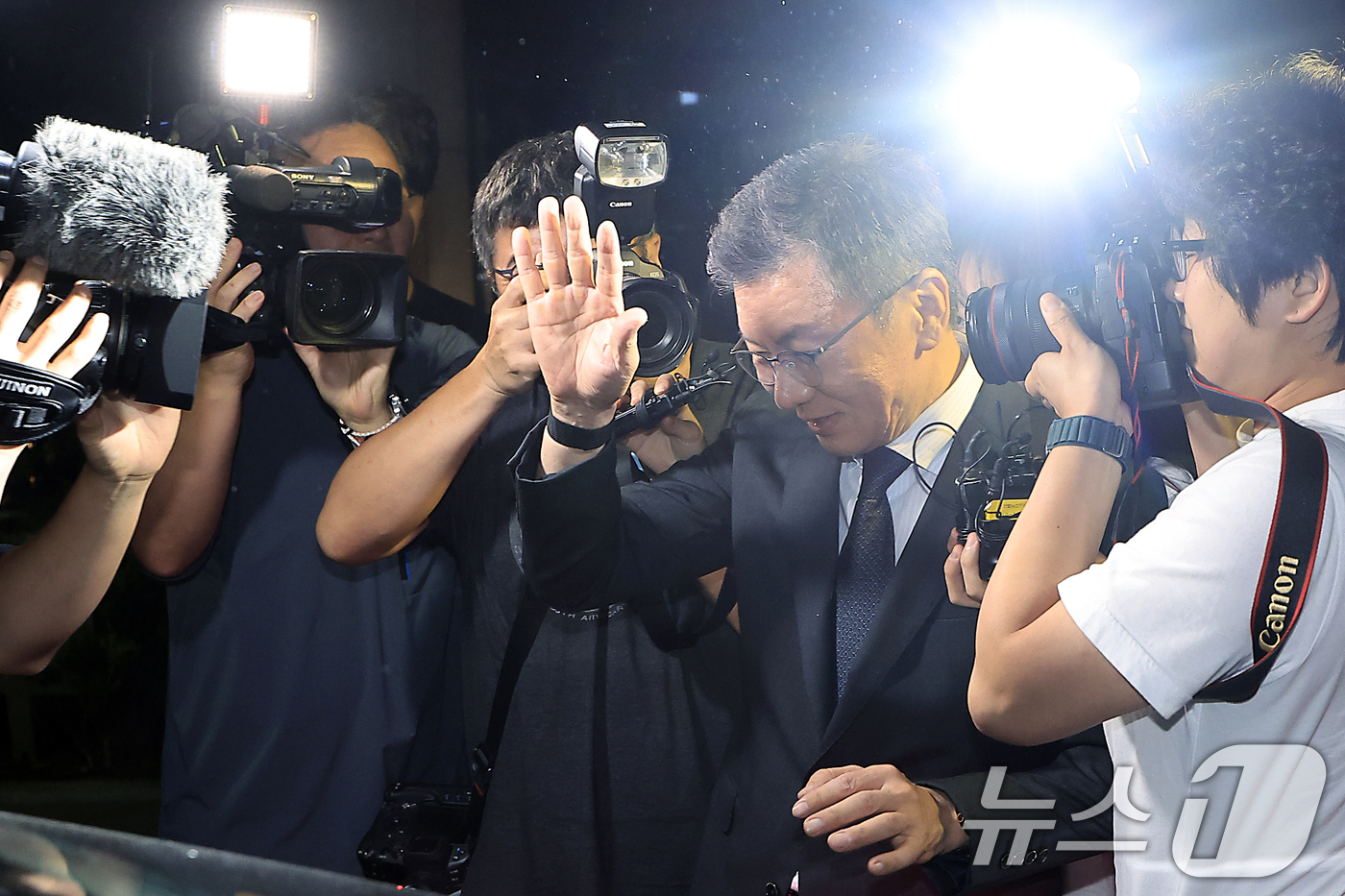 (서울=뉴스1) 박정호 기자 = 홍명보 전 축구 국가대표팀 감독 선임 과정에 부당하게 개입했다는 의혹을 받는 정몽규 전 대한축구협회장이 2일 밤 서울시 마포구 서울경찰청 광역수사단 …