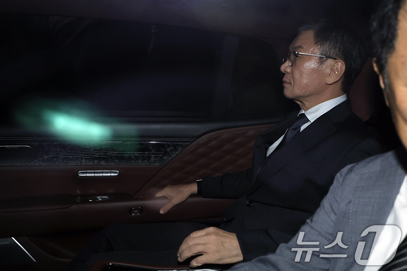 (서울=뉴스1) 박정호 기자 = 홍명보 전 축구 국가대표팀 감독 선임 과정에 부당하게 개입했다는 의혹을 받는 정몽규 전 대한축구협회장이 2일 밤 서울시 마포구 서울경찰청 광역수사단 …
