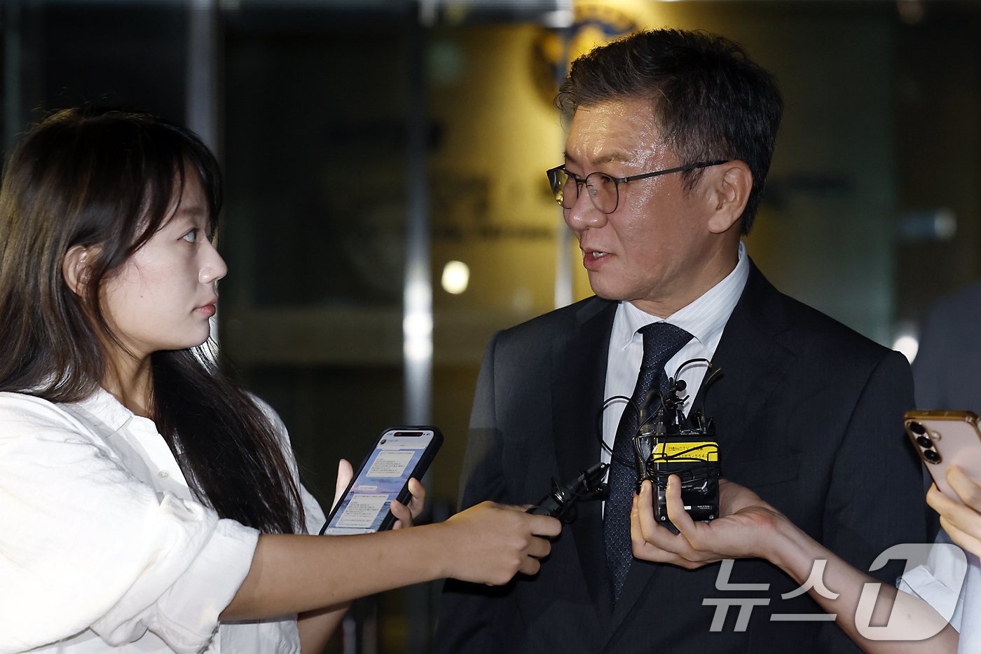 (서울=뉴스1) 박정호 기자 = 홍명보 전 축구 국가대표팀 감독 선임 과정에 부당하게 개입했다는 의혹을 받는 정몽규 전 대한축구협회장이 2일 밤 서울시 마포구 서울경찰청 광역수사단 …