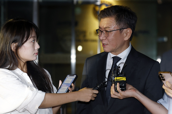 귀가 중 취재진 질문 받는 정몽규 전 회장
