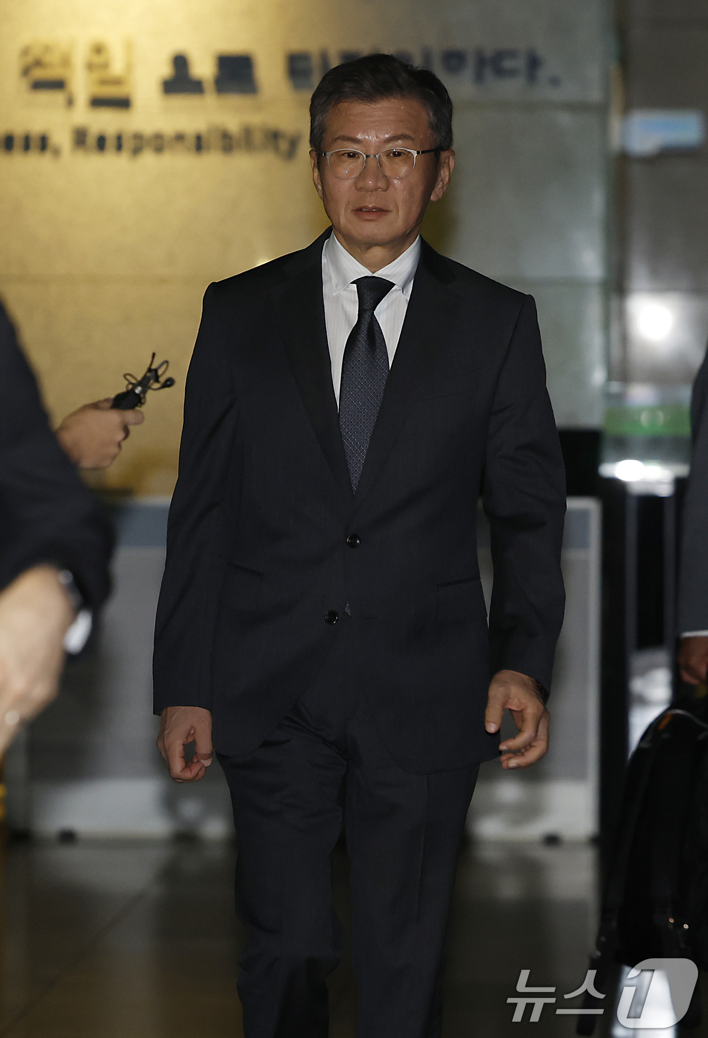 (서울=뉴스1) 박정호 기자 = 홍명보 전 축구 국가대표팀 감독 선임 과정에 부당하게 개입했다는 의혹을 받는 정몽규 전 대한축구협회장이 2일 밤 서울시 마포구 서울경찰청 광역수사단 …