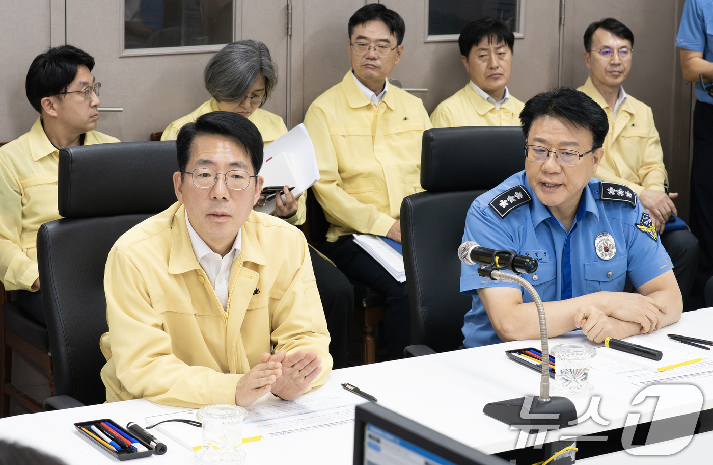 (서울=뉴스1) = 황종우 해양수산부 장관이 2일 발생한 티엔에스 캐쳐호(286톤, 견인용 예선, 선원 8명) 전복사고와 관련해 부산해양경찰서를 방문, 실종자 수색과 선박 전복 상 …