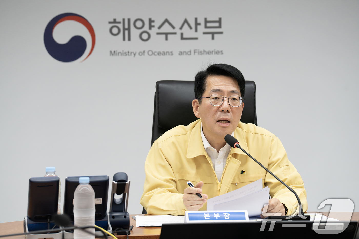 (서울=뉴스1) = 황종우 해양수산부 장관이 2일 발생한 티엔에스 캐쳐호(286톤, 견인용 예선, 선원 8명) 전복사고와 관련해 해양수산부 종합상황실에서 중앙사고수습본부 회의를 주 …