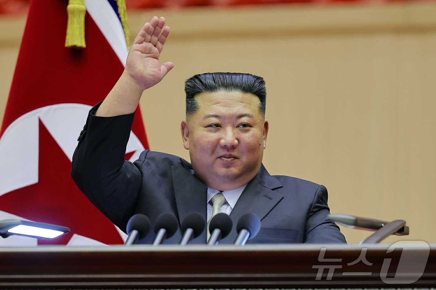(평양 노동신문=뉴스1) = 북한 노동당 기관지 노동신문은 3일 제15차 전국교원대회가 2일 수도 평양에서 성대히 개막했다고 보도했다. 이날 행사에는 김정은 노동당 총비서가 직접 …