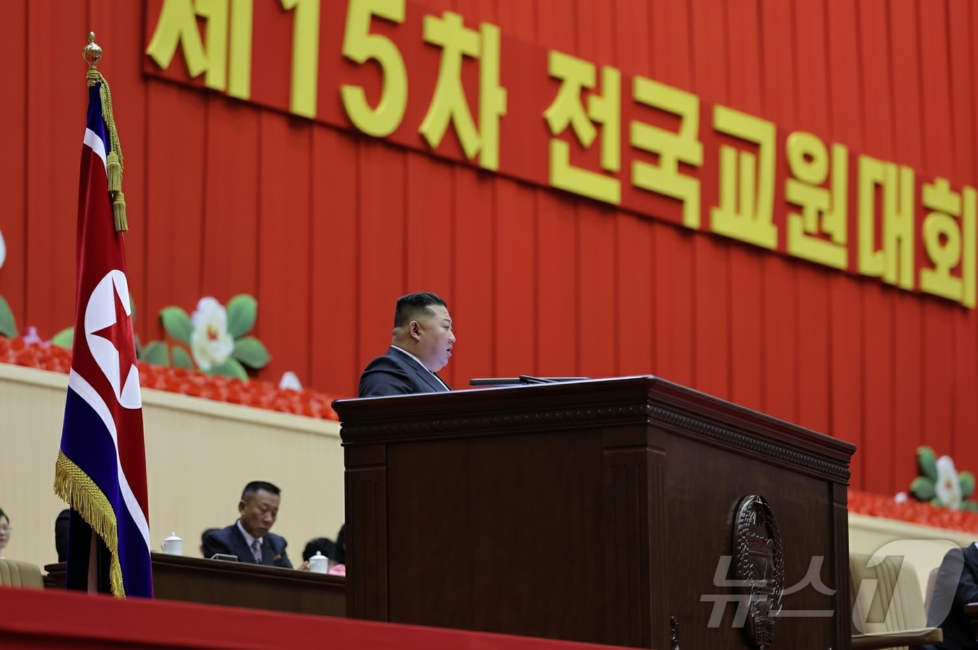 (평양 노동신문=뉴스1) = 북한 노동당 기관지 노동신문은 3일 제15차 전국교원대회가 2일 수도 평양에서 성대히 개막했다고 보도했다. 이날 김정은 노동당 총비서는 연설에서 "교육 …