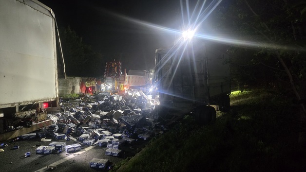 충주 중부내륙고속도로서 화물차 추돌사고…맥주병이 '와르르'